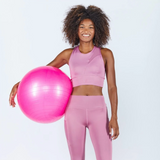 Une femme tenant une gymball dans sa main