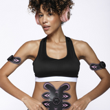 une femme utilisant les accessoires high-tech onamaste